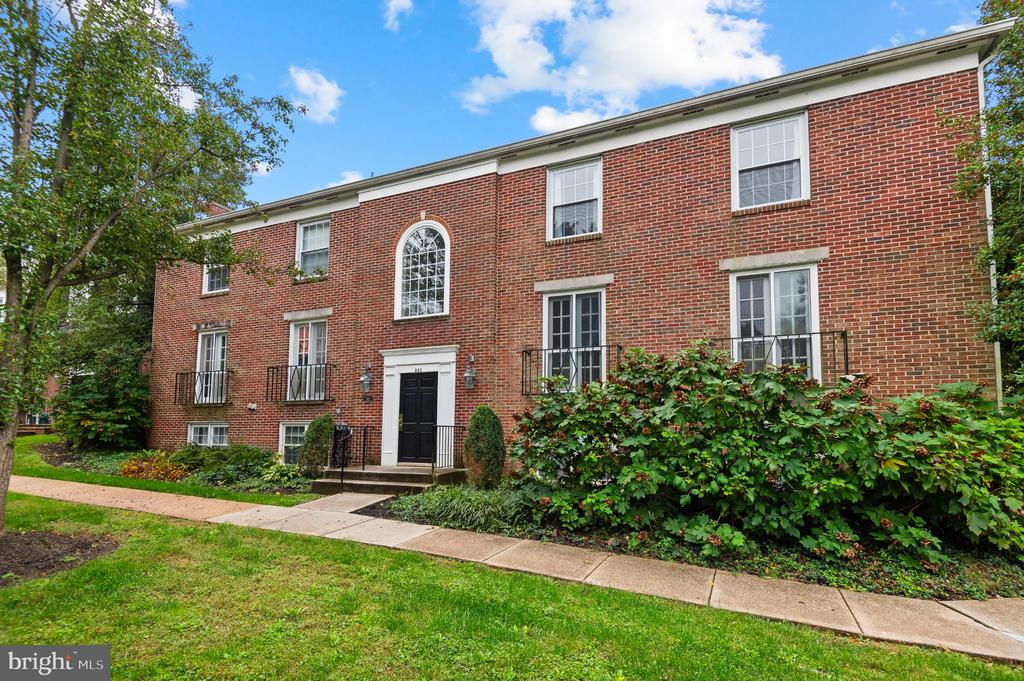 382 HOMELAND SOUTHWAY Unit: 2B