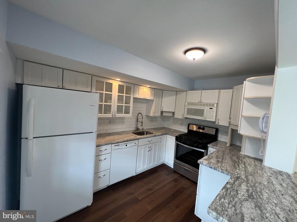 382 HOMELAND SOUTHWAY Unit: 2B