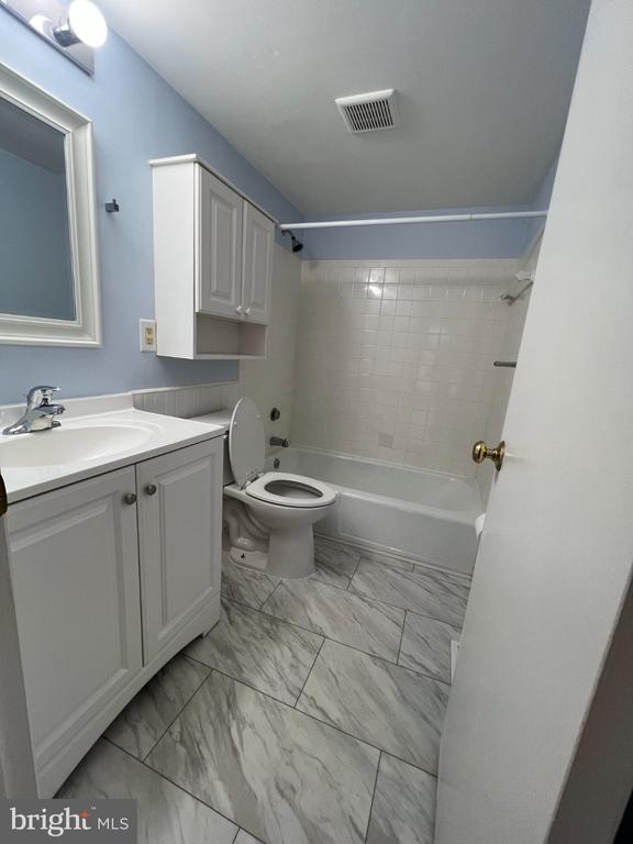 382 HOMELAND SOUTHWAY Unit: 2B
