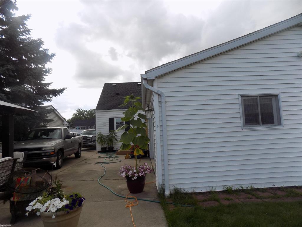 46020 Edgewater Drive