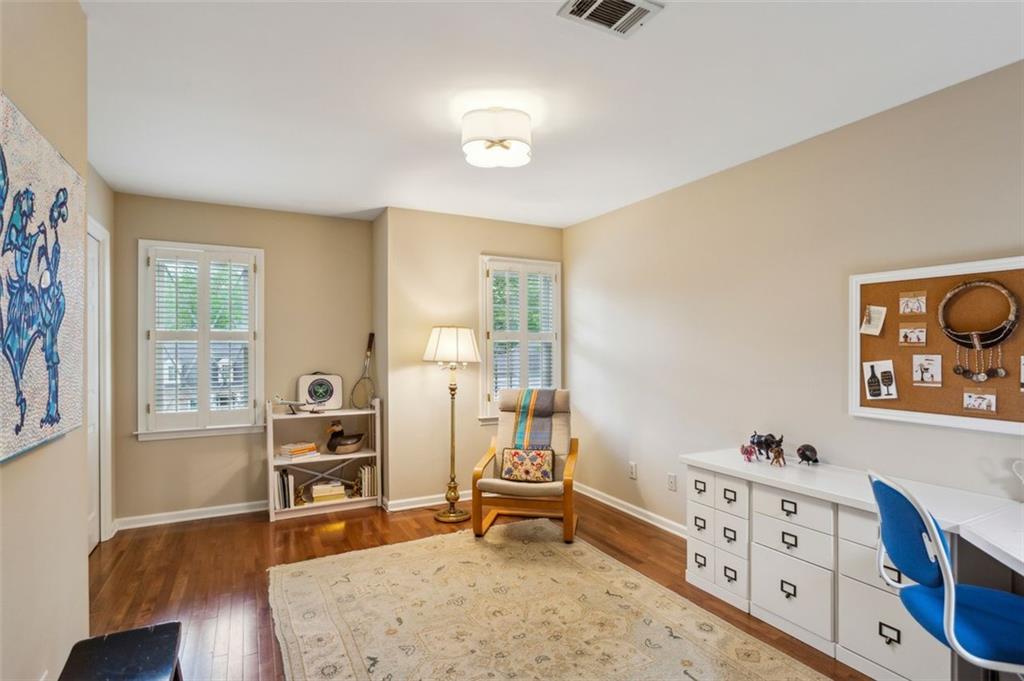 640 SIBLEY Forest SE