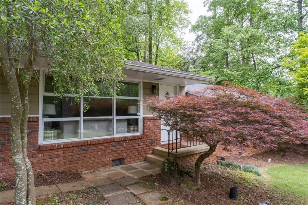 4052 SHAWNEE Lane NE