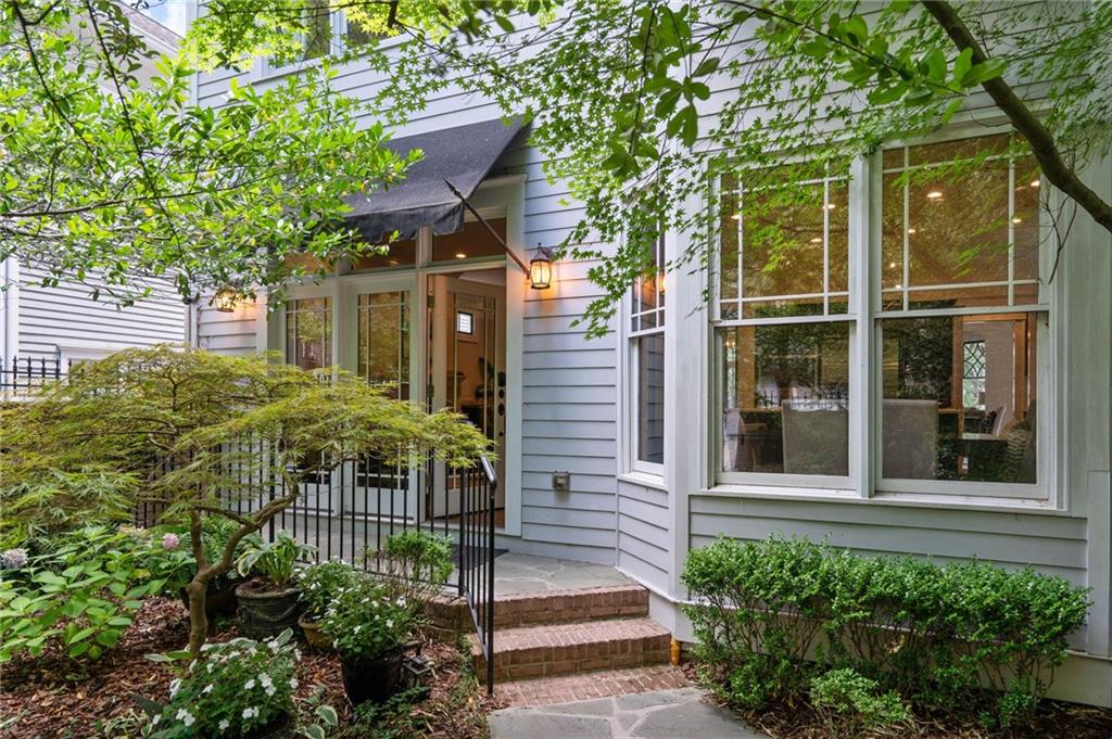 34 PEACHTREE Circle NE
