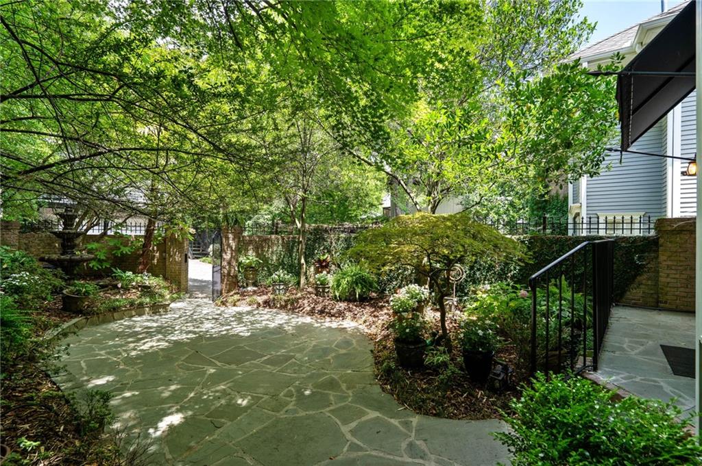34 PEACHTREE Circle NE