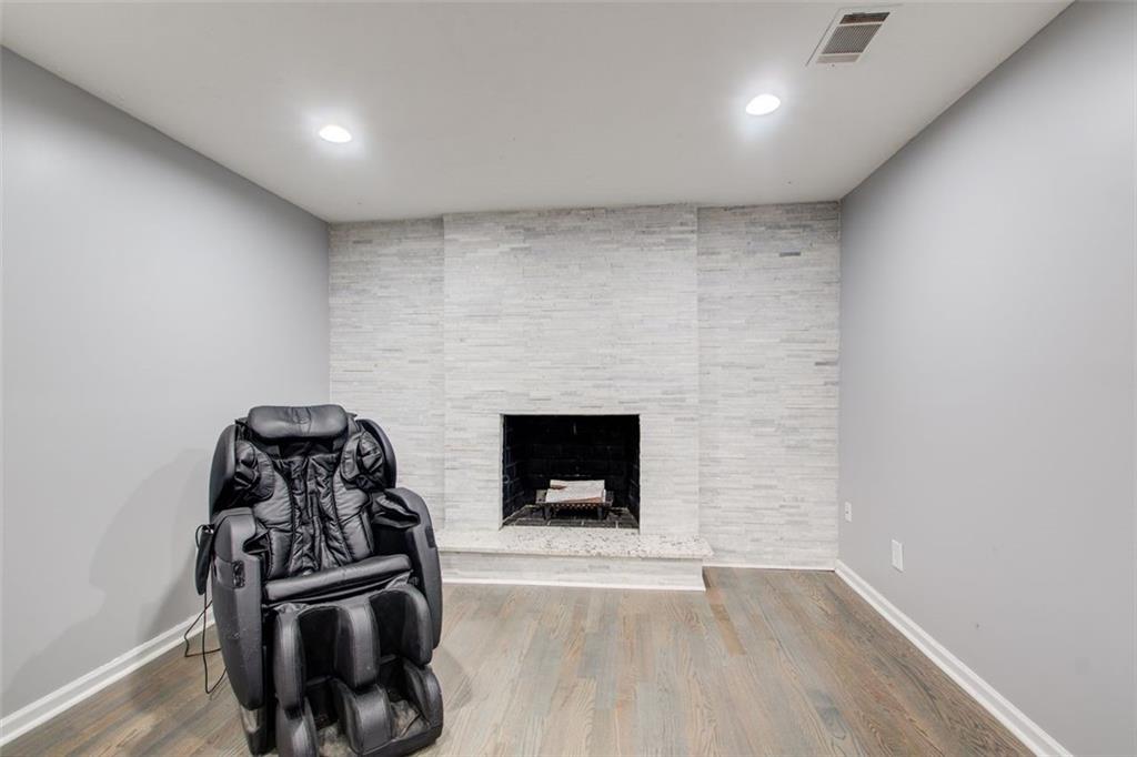 2332 CHEVY CHASE Lane