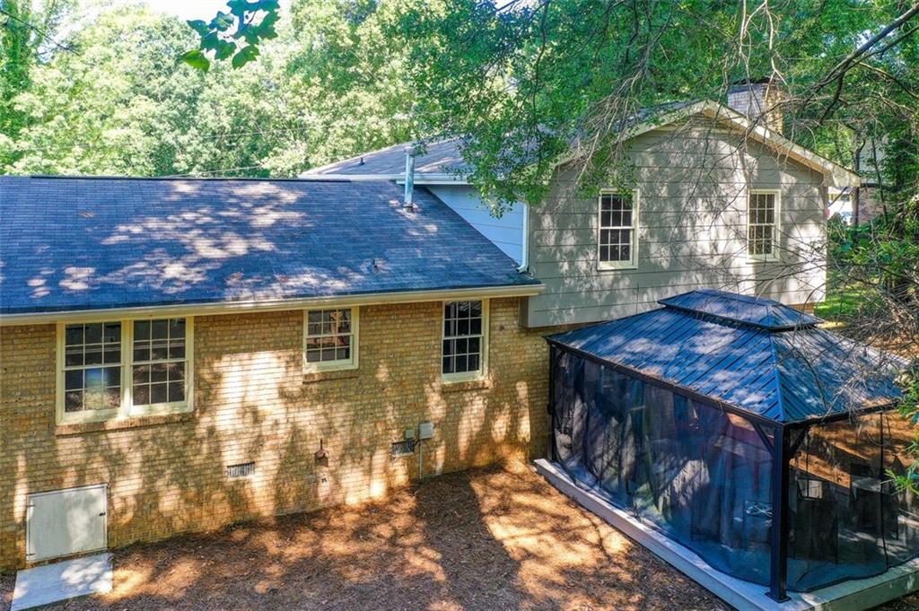 2332 CHEVY CHASE Lane