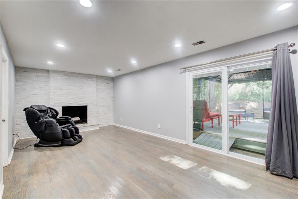 2332 CHEVY CHASE Lane