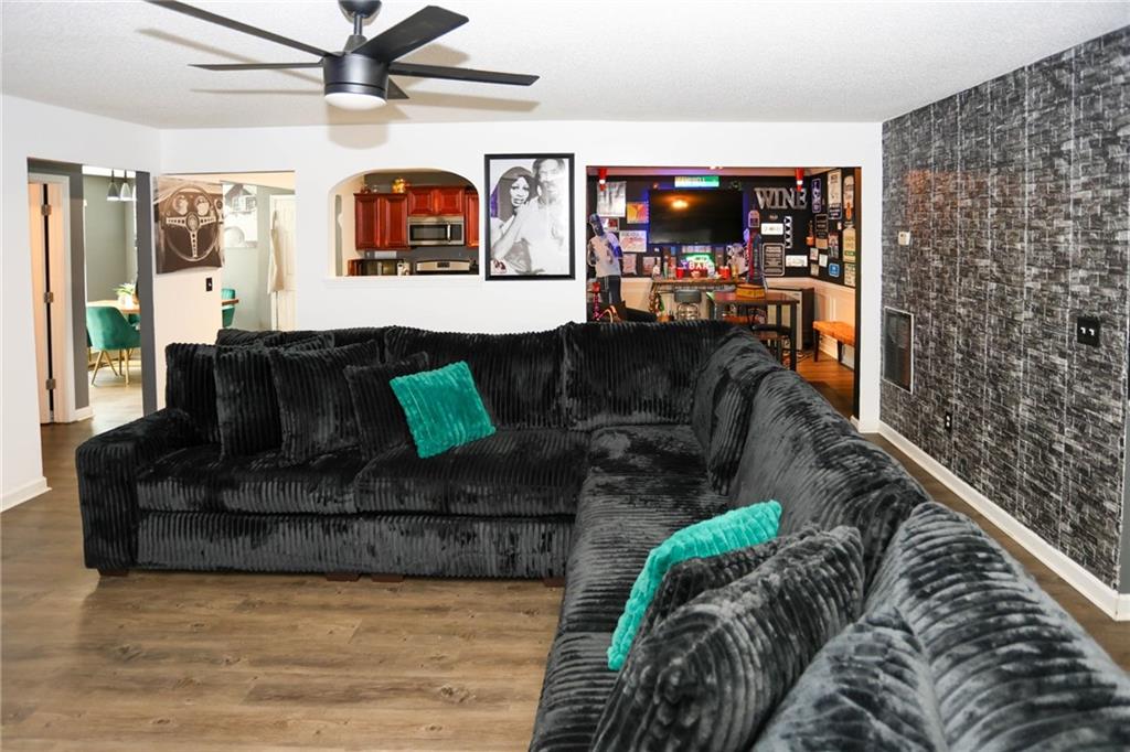 5854 EL SEGUNDO Way