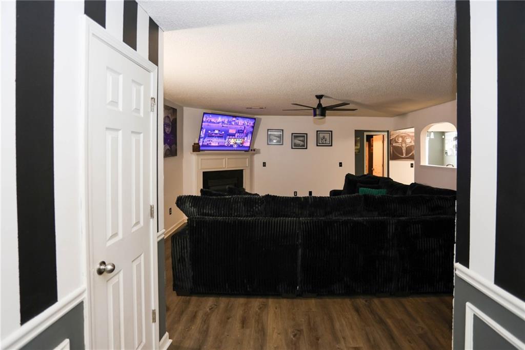 5854 EL SEGUNDO Way