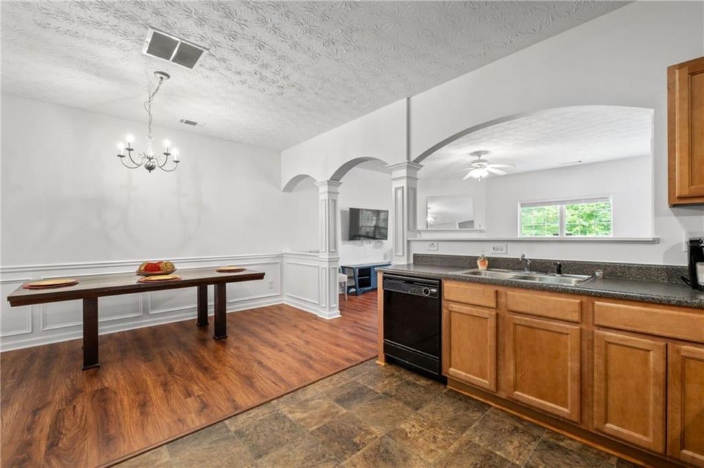 2826 SNAPFINGER Manor