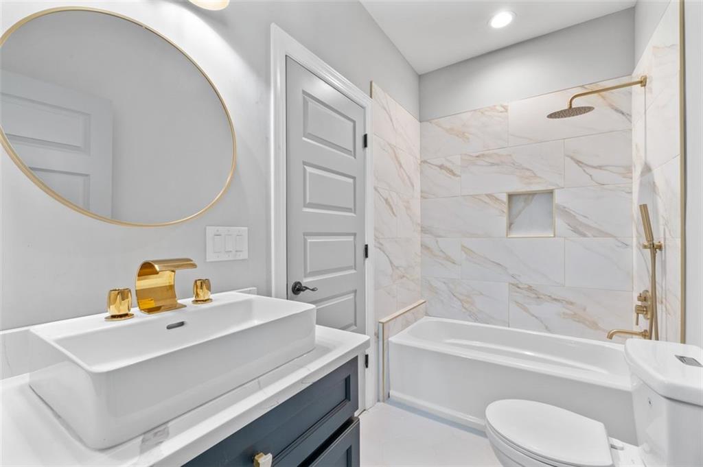 1070 LUCILE Avenue SW