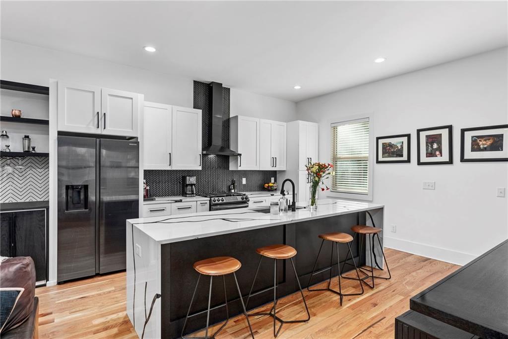 210 LOCUST Street NE