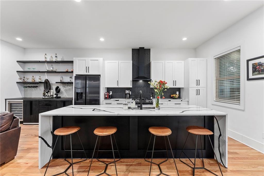 210 LOCUST Street NE