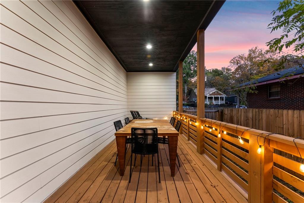 210 LOCUST Street NE