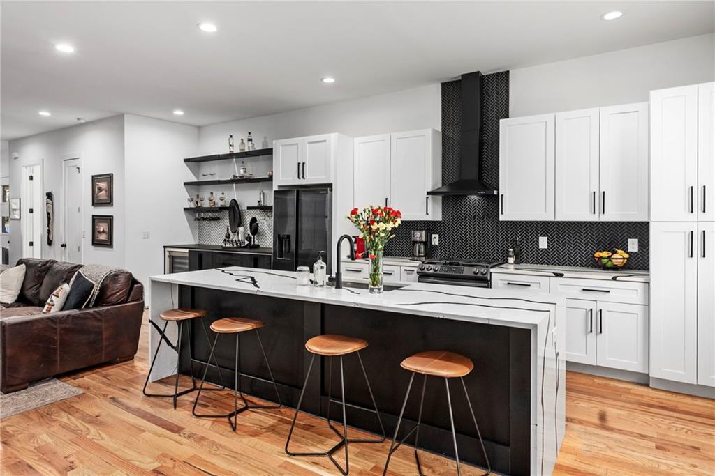 210 LOCUST Street NE