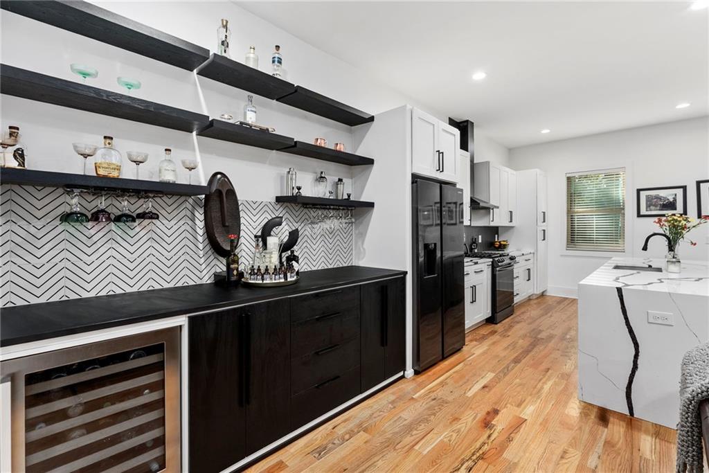 210 LOCUST Street NE