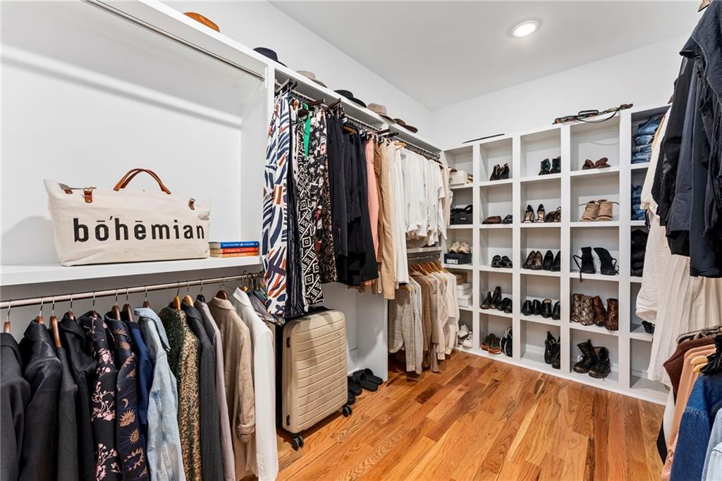 210 LOCUST Street NE