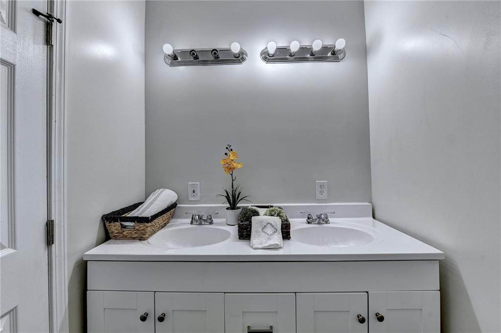 1233 OAKLAND Drive SW