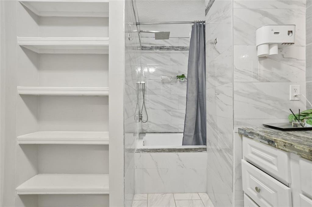 5242 Mccarter Station