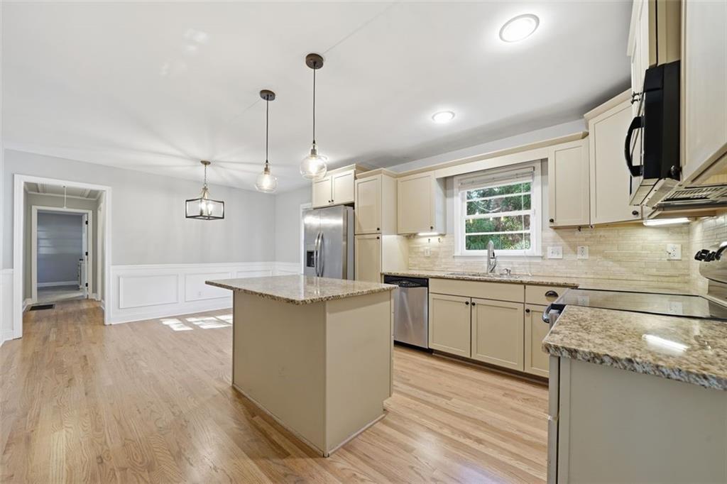 2002 DREW VALLEY Road NE