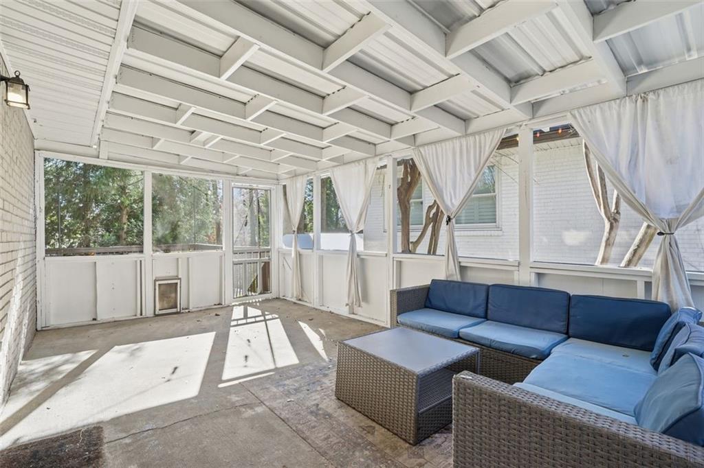 2002 DREW VALLEY Road NE