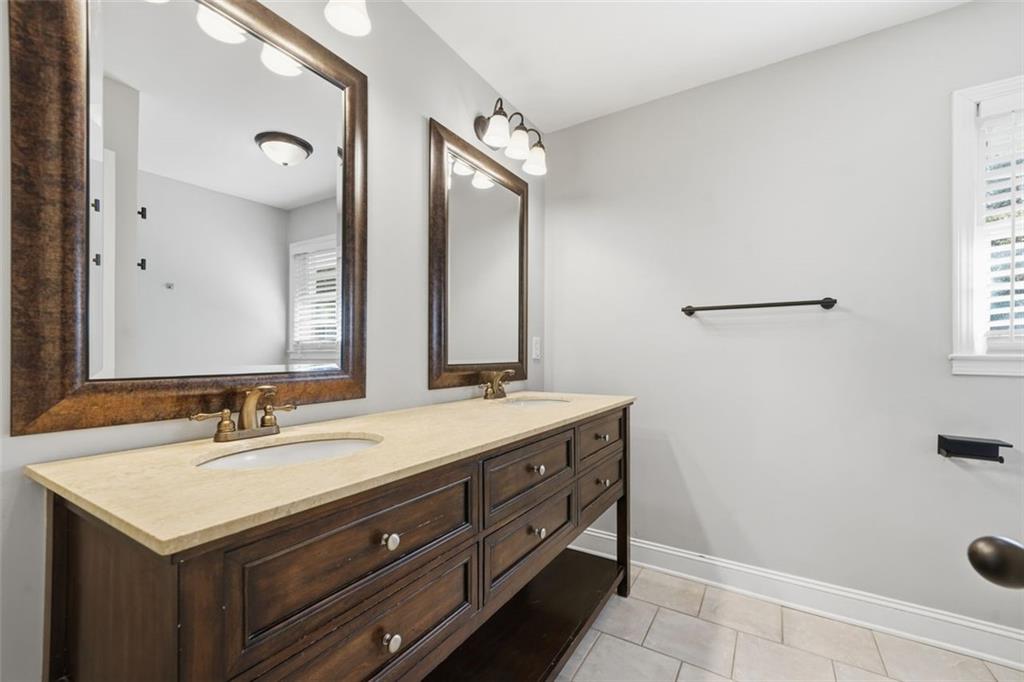 2002 DREW VALLEY Road NE