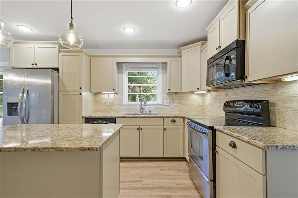 2002 DREW VALLEY Road NE