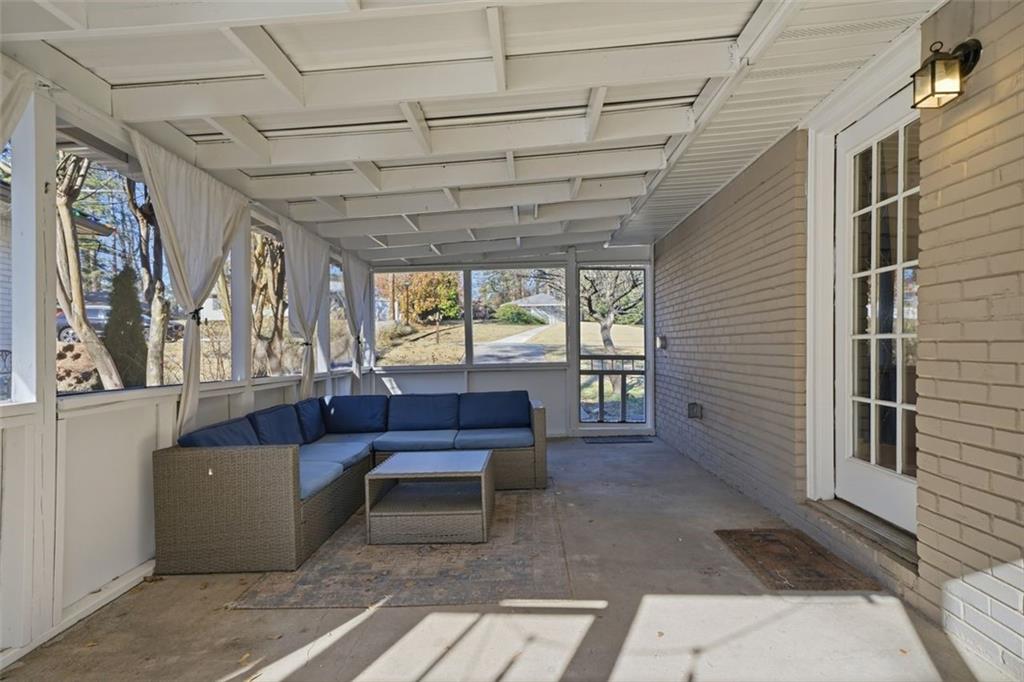 2002 DREW VALLEY Road NE