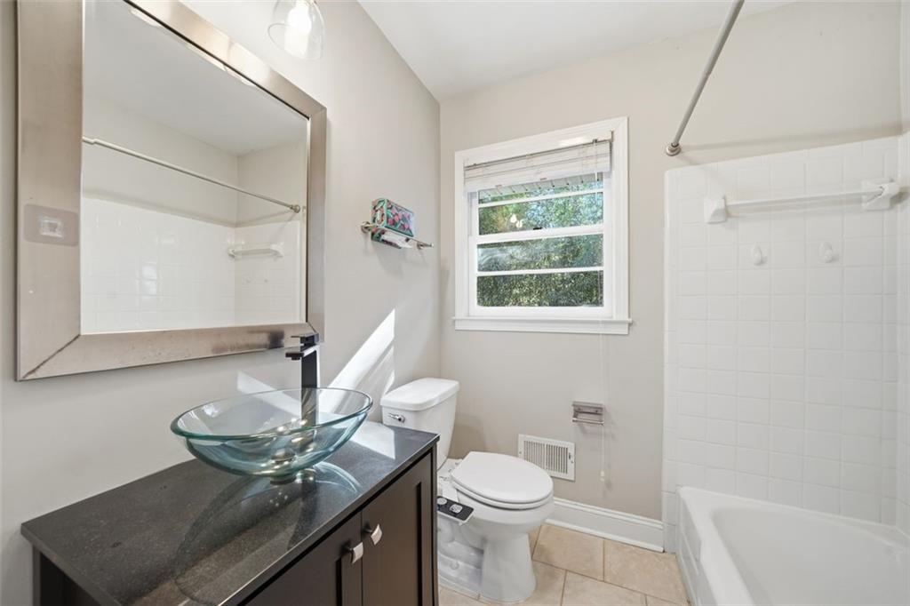 2002 DREW VALLEY Road NE