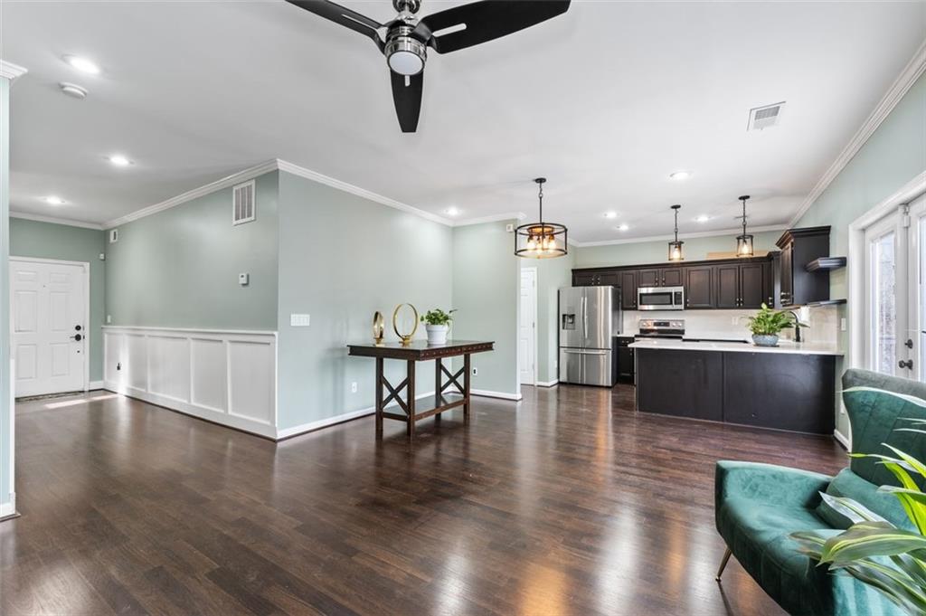 589 Whitaker Street NW