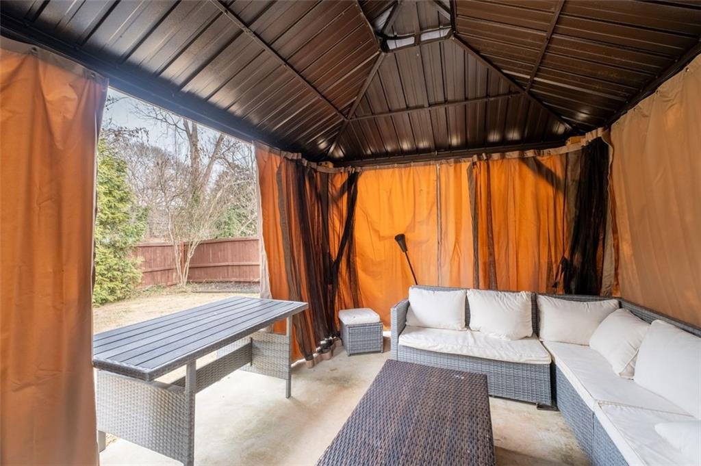 589 Whitaker Street NW