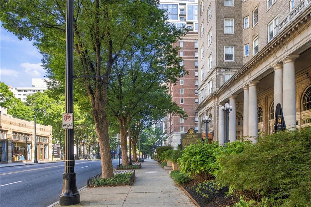 565 Peachtree Street NE Unit 702