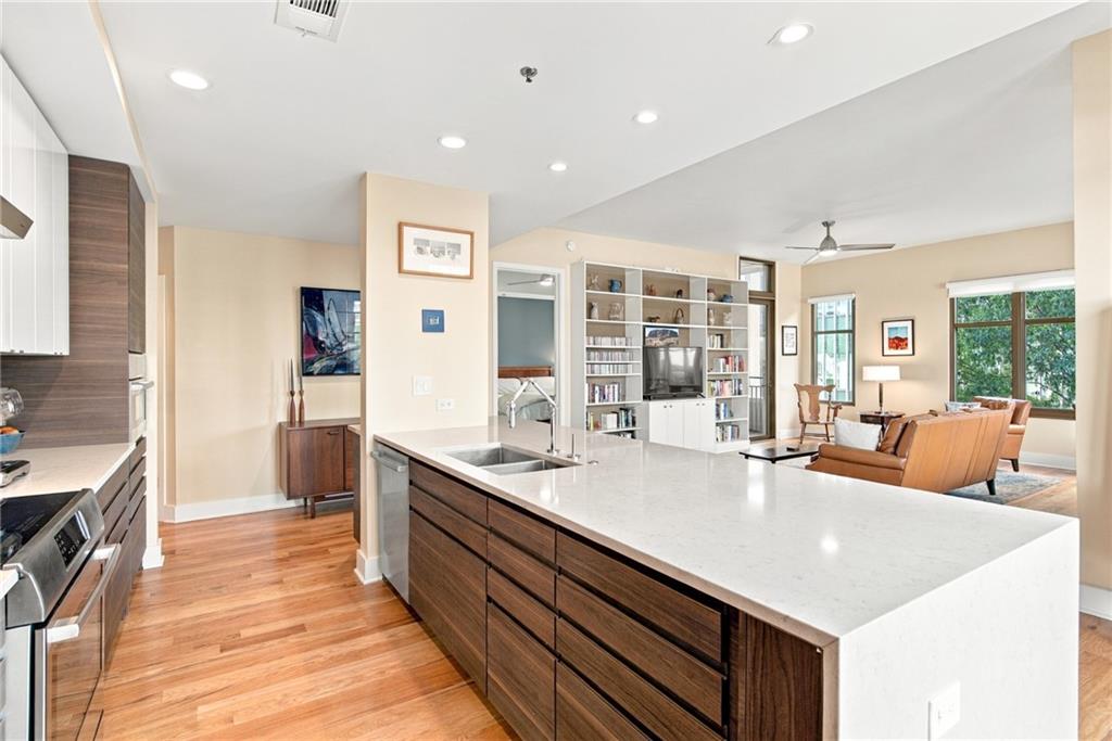565 Peachtree Street NE Unit 702