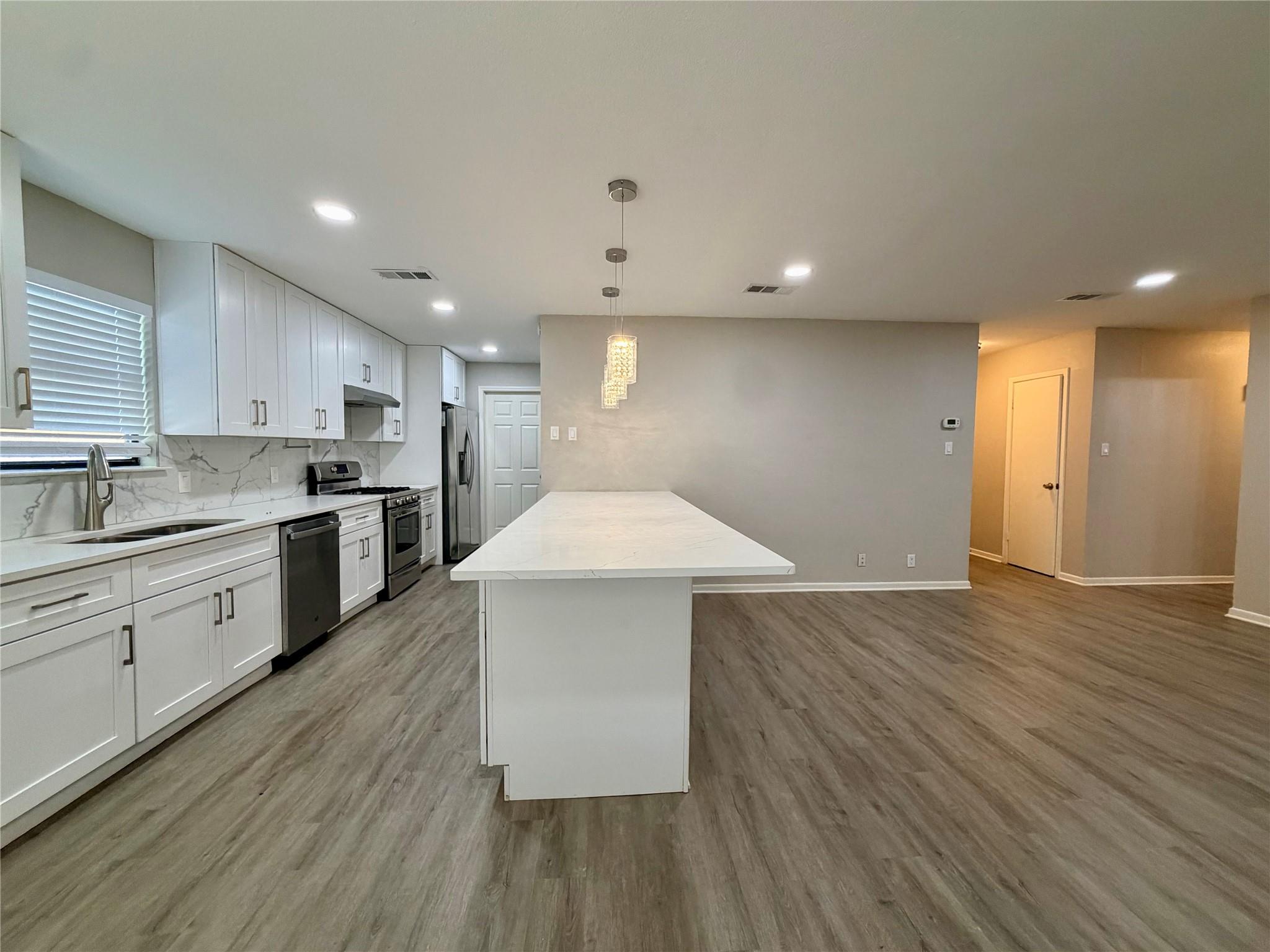 1403 Long Branch DR