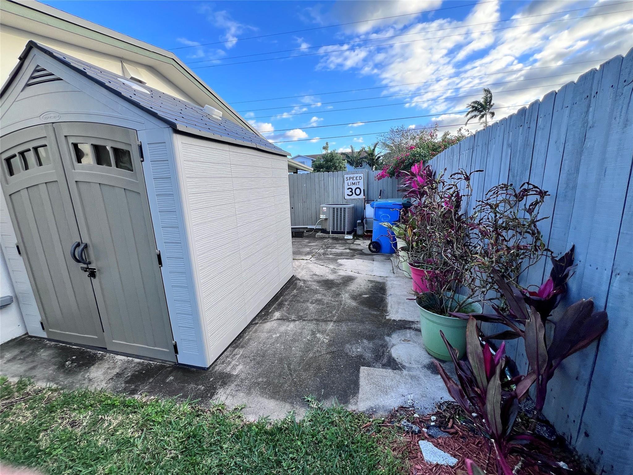 1717 NW 39th St