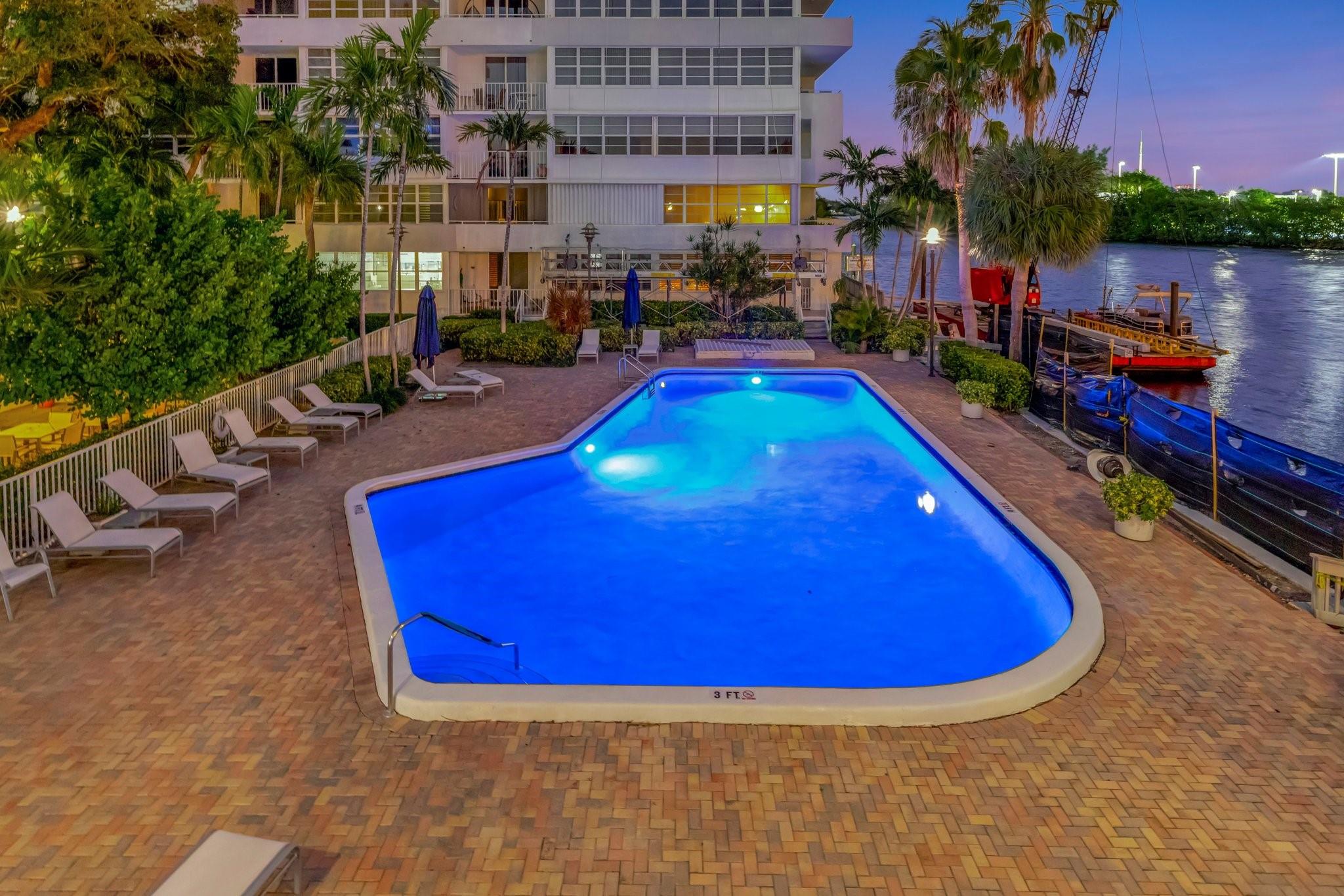 1160 N Federal Hwy 423