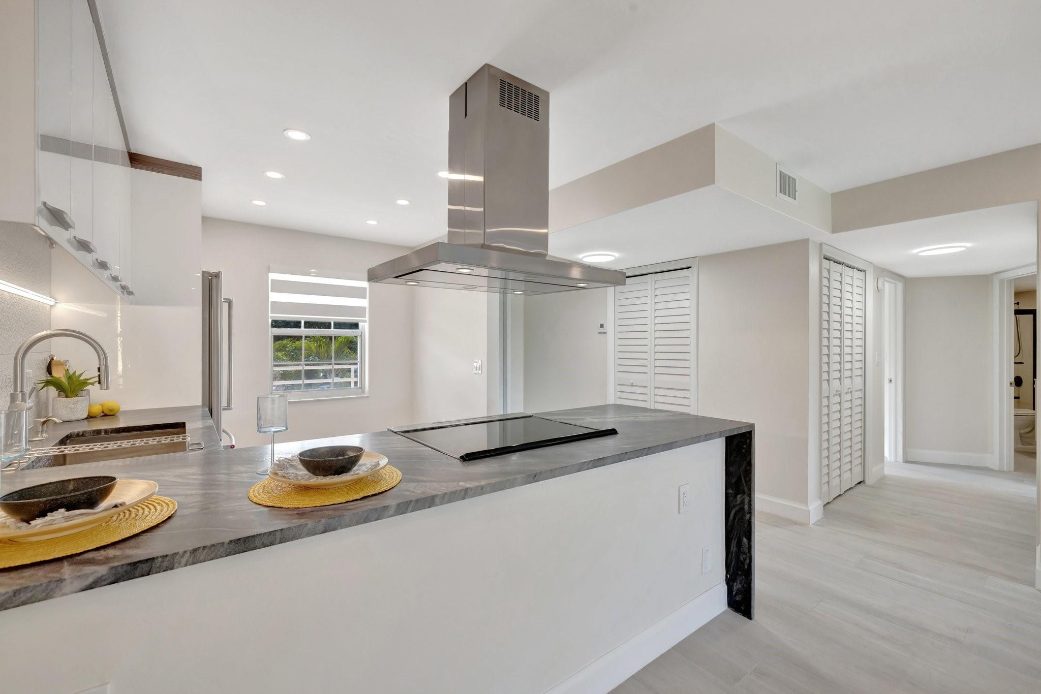 3960 Oaks Clubhouse Dr 305