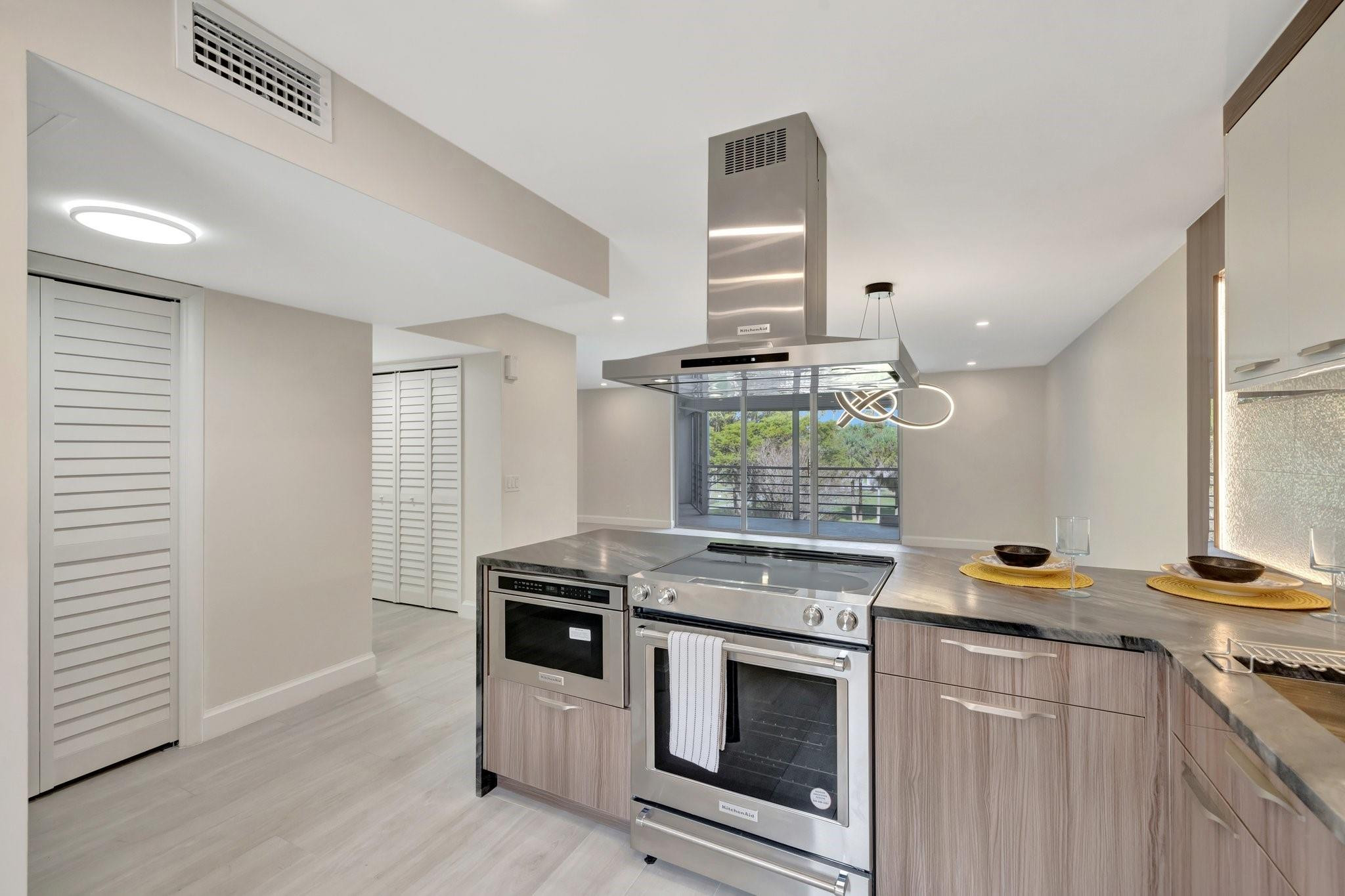 3960 Oaks Clubhouse Dr 305