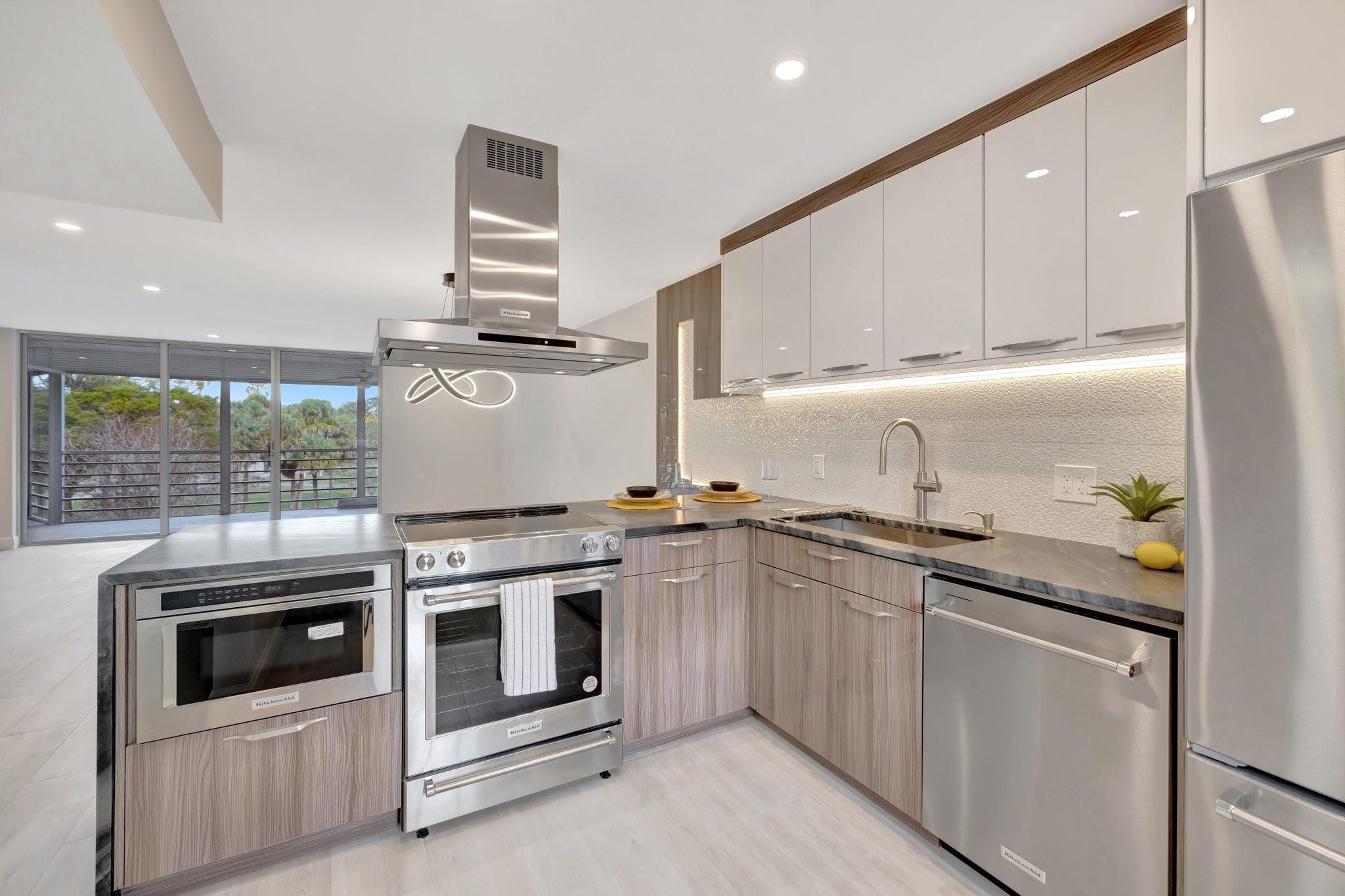 3960 Oaks Clubhouse Dr 305