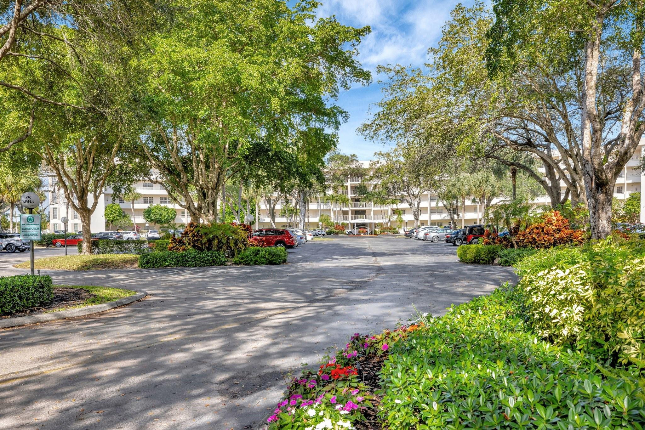 3960 Oaks Clubhouse Dr 305