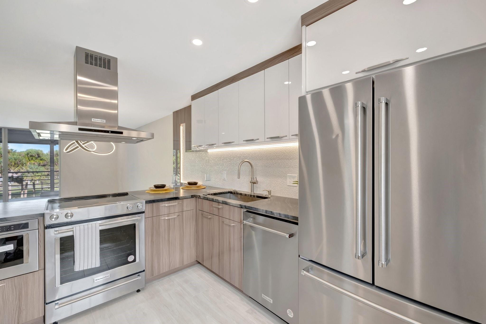 3960 Oaks Clubhouse Dr 305