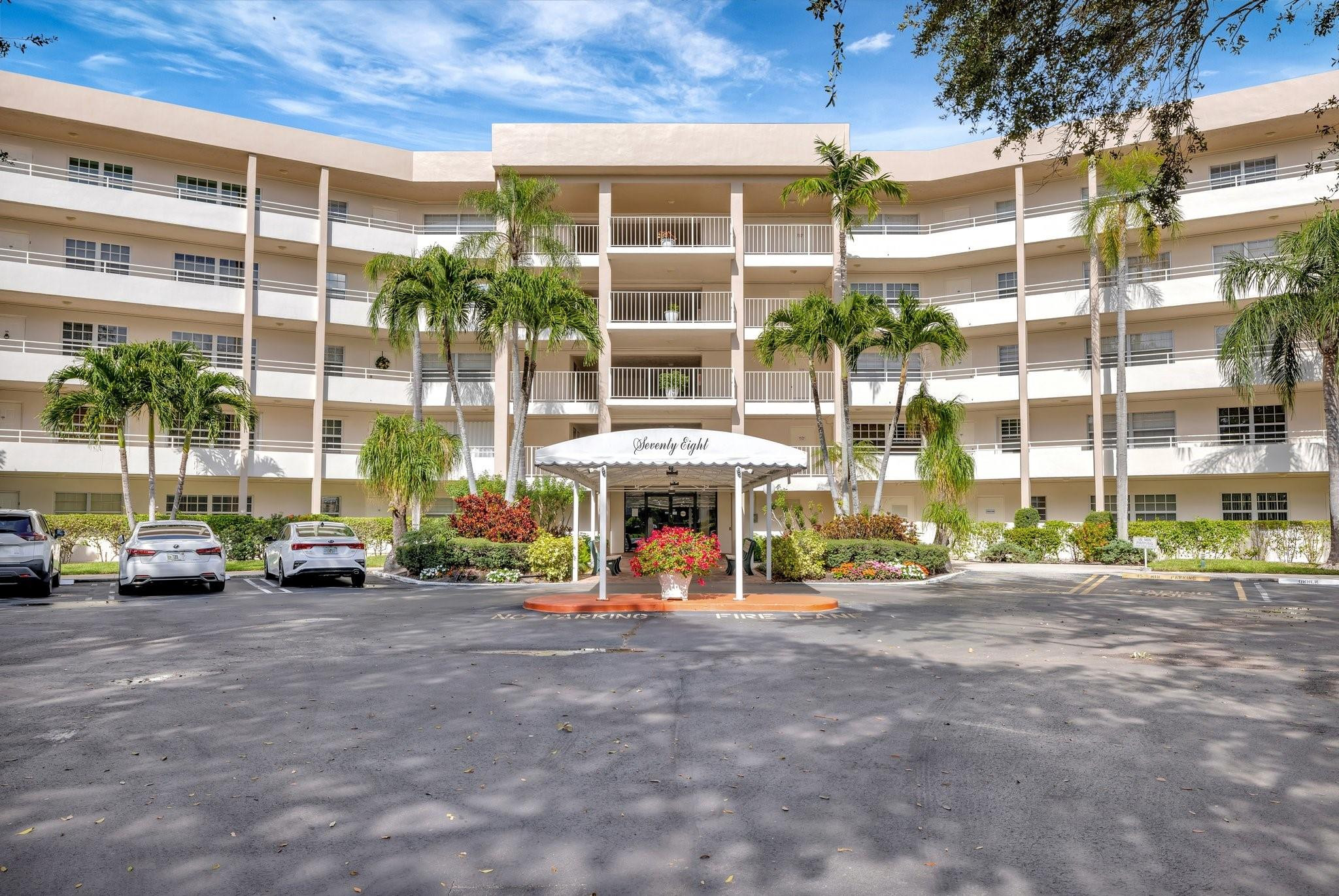 3960 Oaks Clubhouse Dr 305