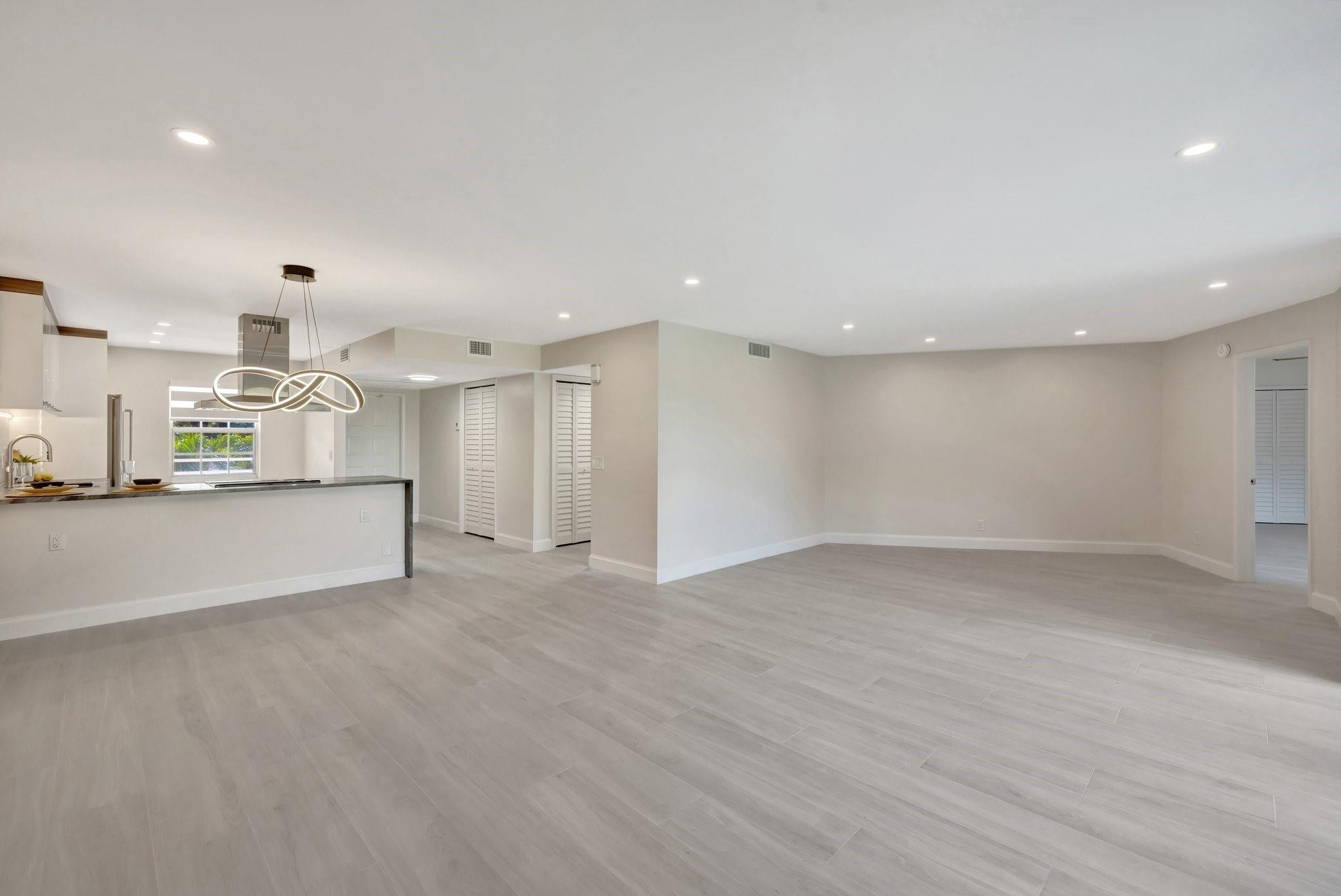 3960 Oaks Clubhouse Dr 305