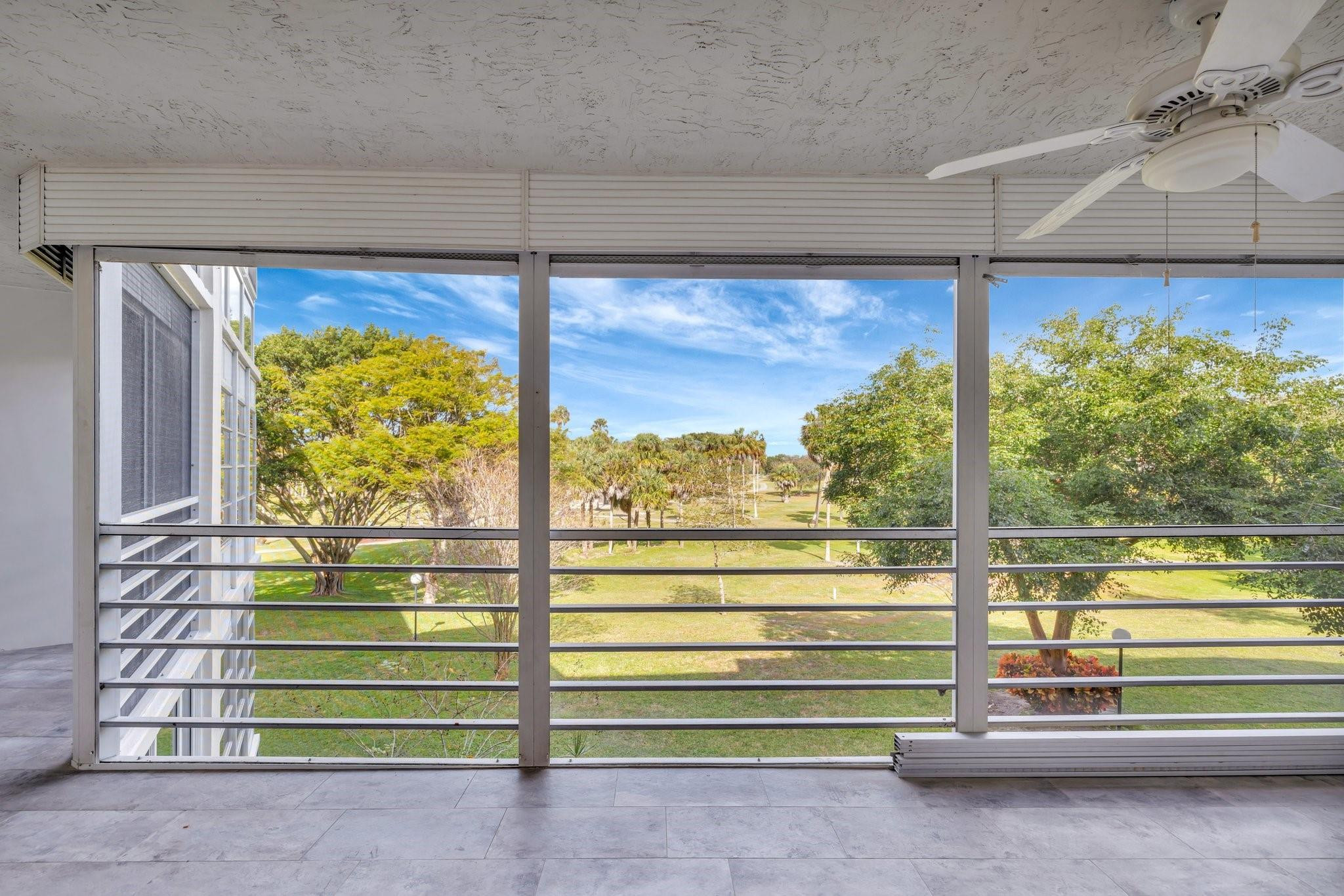 3960 Oaks Clubhouse Dr 305