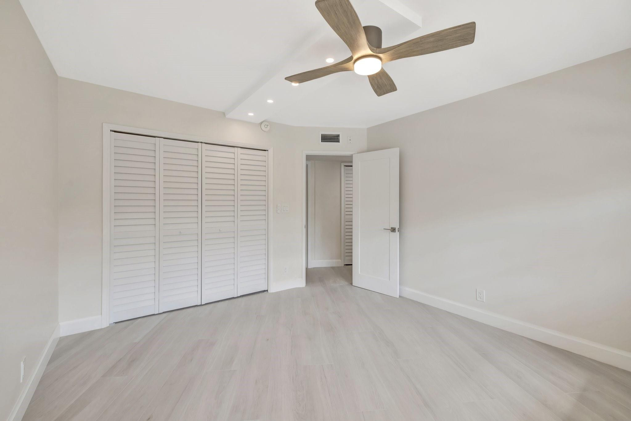 3960 Oaks Clubhouse Dr 305