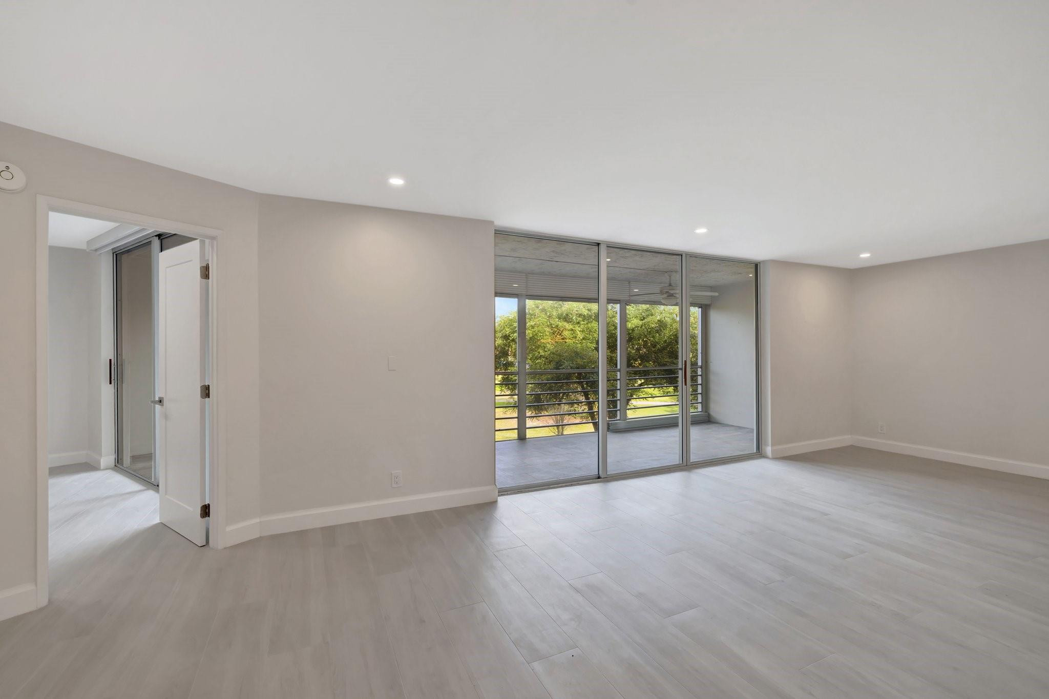 3960 Oaks Clubhouse Dr 305