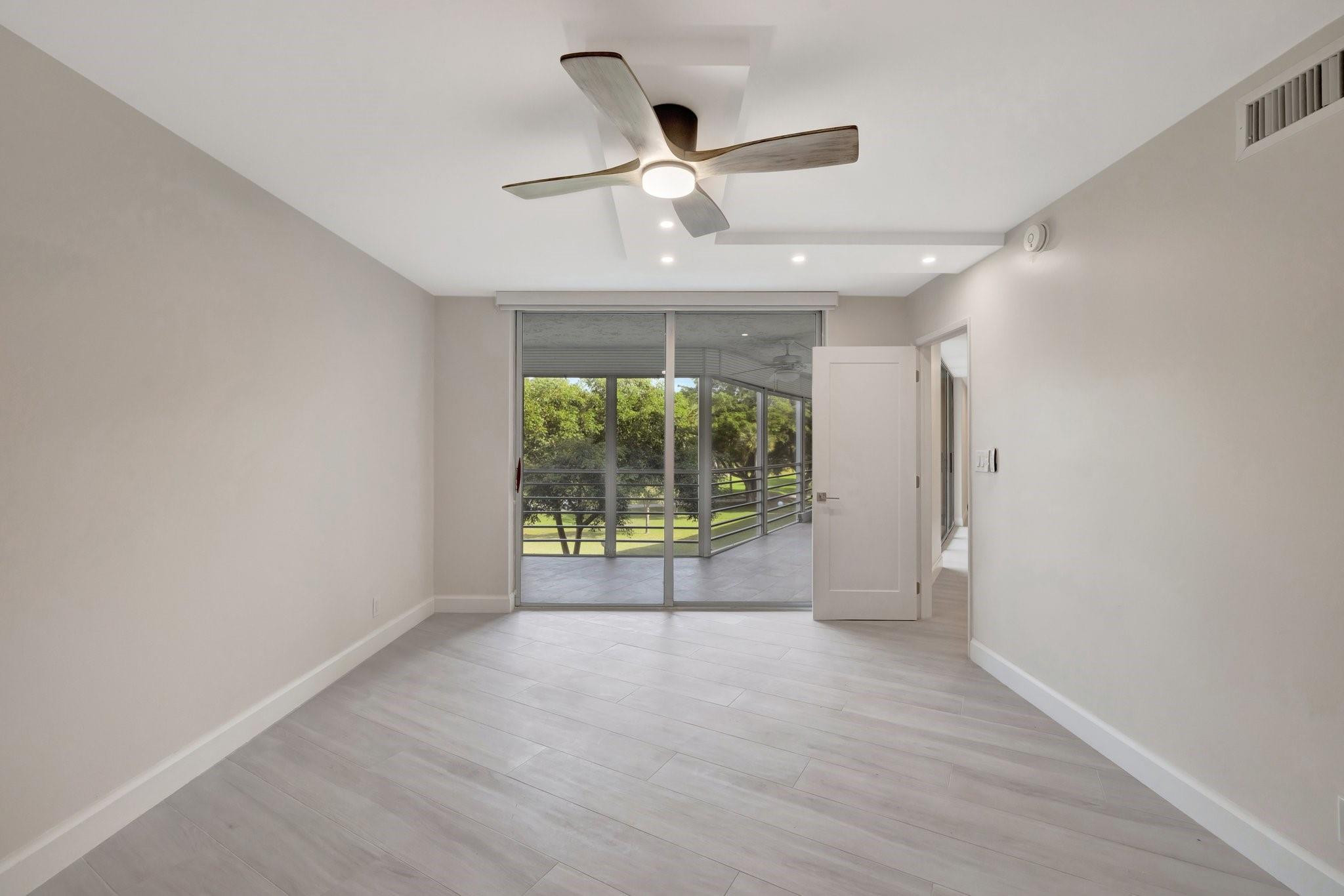 3960 Oaks Clubhouse Dr 305