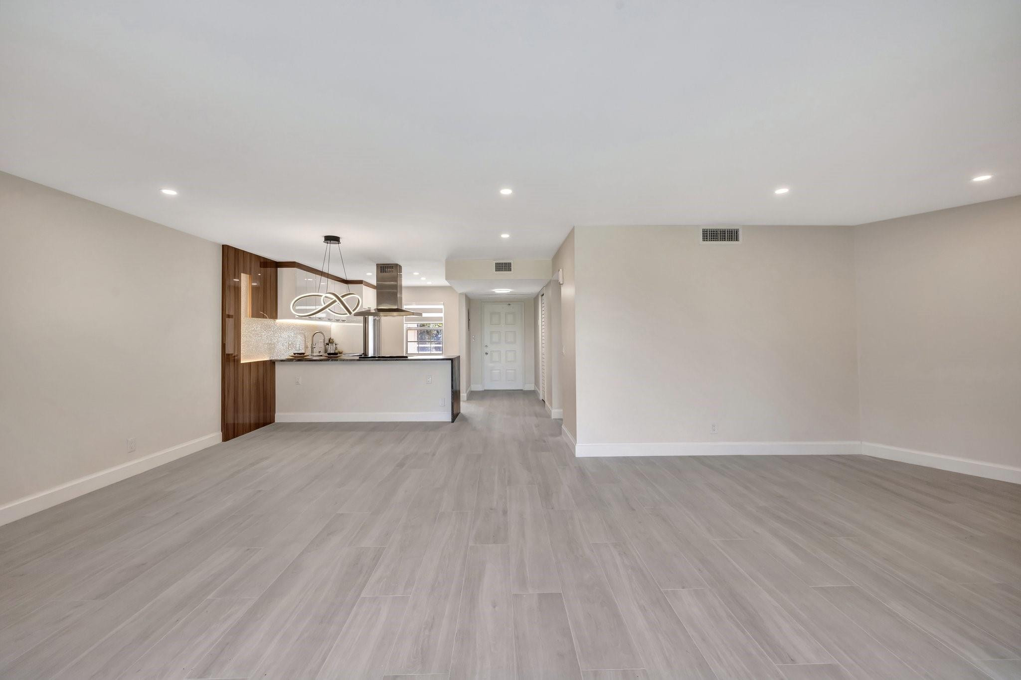 3960 Oaks Clubhouse Dr 305