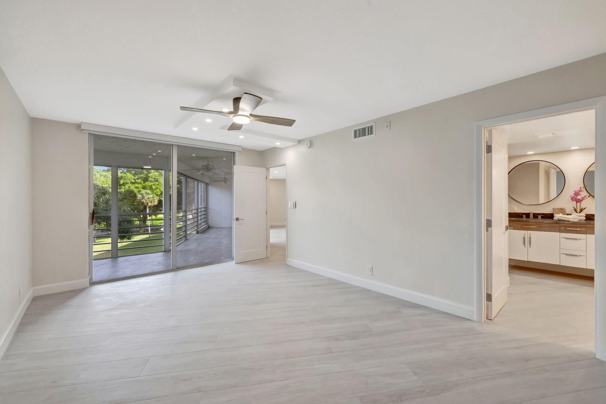 3960 Oaks Clubhouse Dr 305