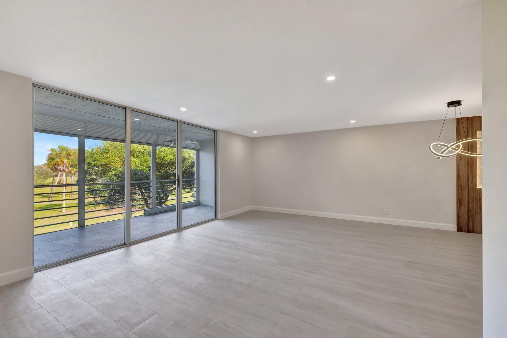 3960 Oaks Clubhouse Dr 305